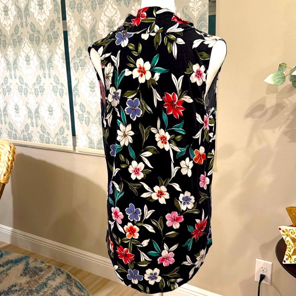 Sleeveless floral top, wrinkle free